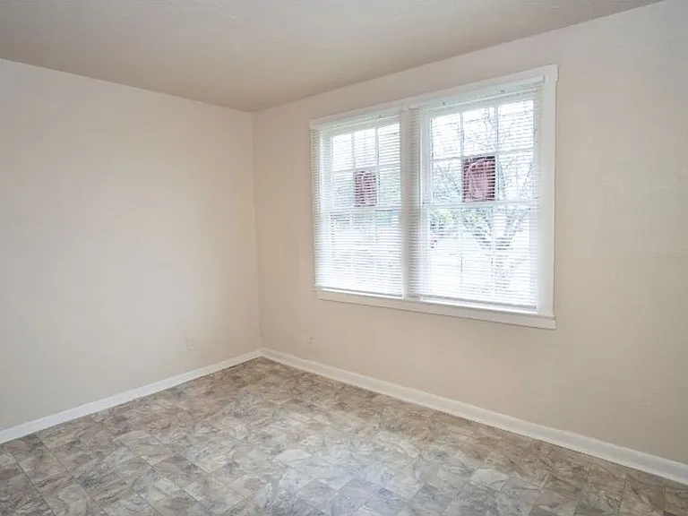 512 Bee St — Photo 12