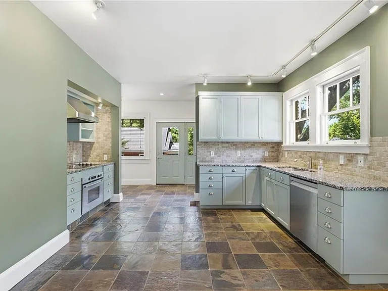 927 Park Ave SE — Photo 10