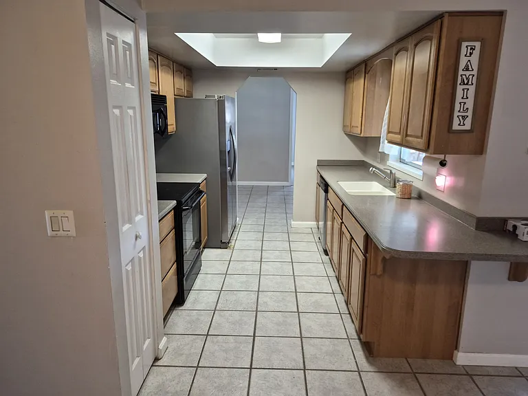 2720 Wright Ave — Photo 2