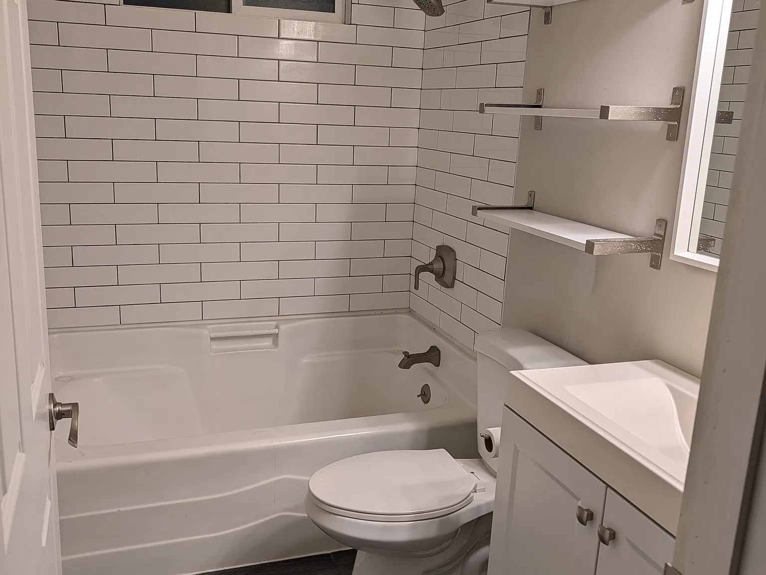 2 bed, 900 sqft, $2,100 — Photo 2