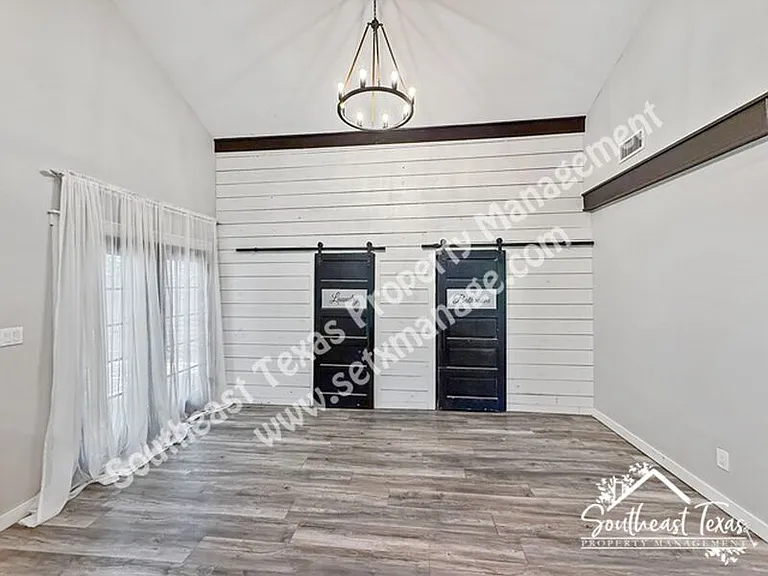 990 Springdale St — Photo 7