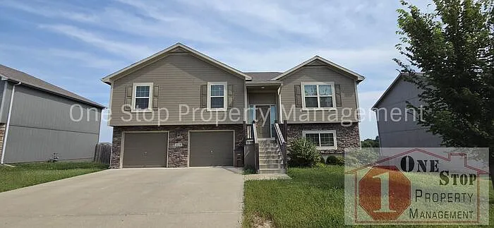 4 bed, 3.0 bath, $2,350 — Photo 1