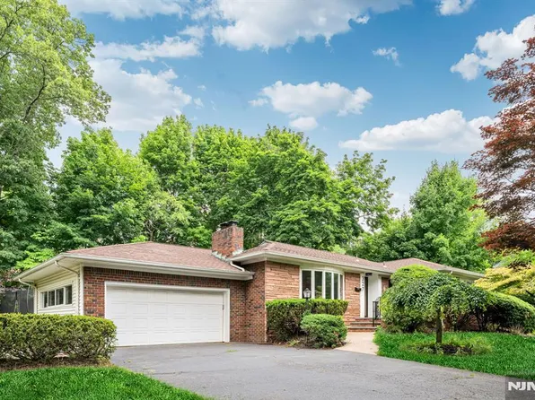327 Hil Ray Ave, Wyckoff, NJ 07481