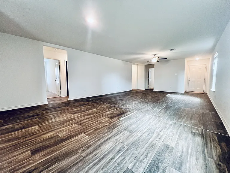 520 Locksley Cv — Photo 4