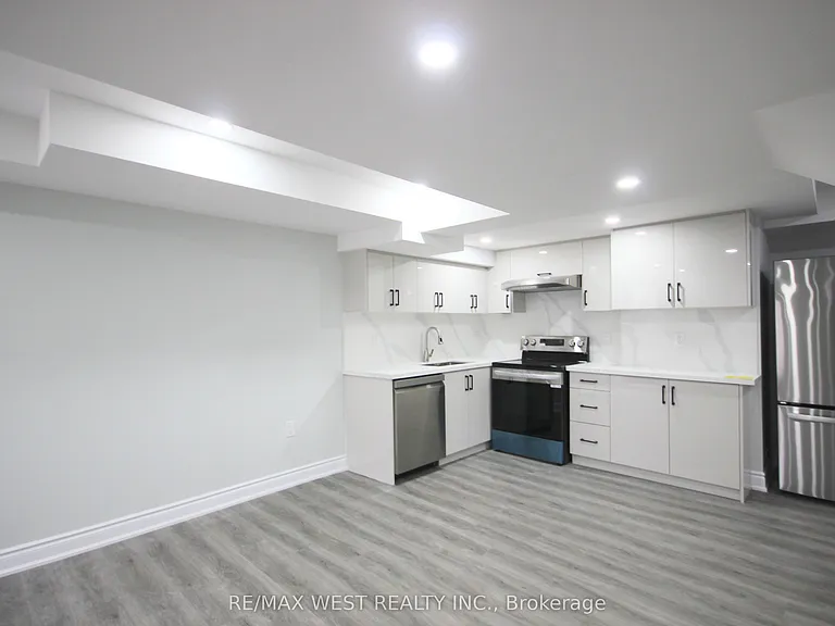 152 The Queensway #BASEMENT — Photo 5