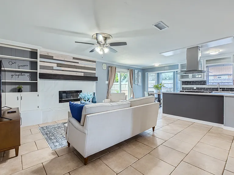 1308 Ashbury Dr — Photo 4