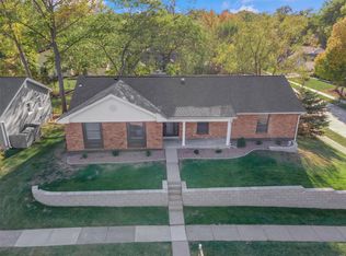 1903 Schoettler Valley Dr, Chesterfield, MO 63017