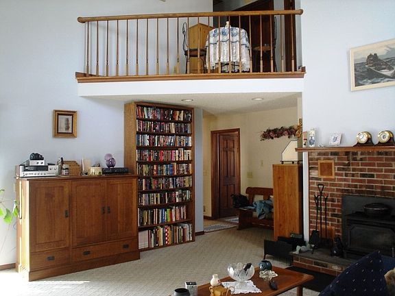 Amazing 23x22 family room w/ fplc & vaulted ceiling