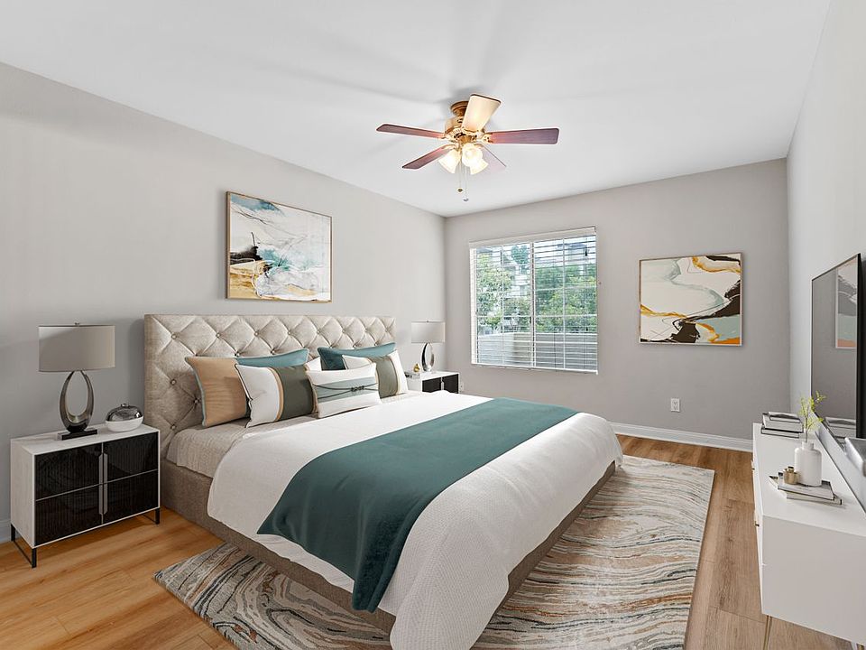 1st image of 5550 Owensmouth Ave APT 204