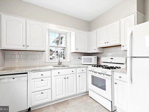 5th image of 104 Twin Oaks Rd