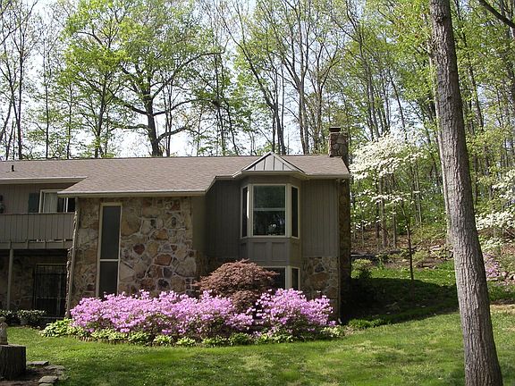 Dbl Bay Windows LR/Rec Rm