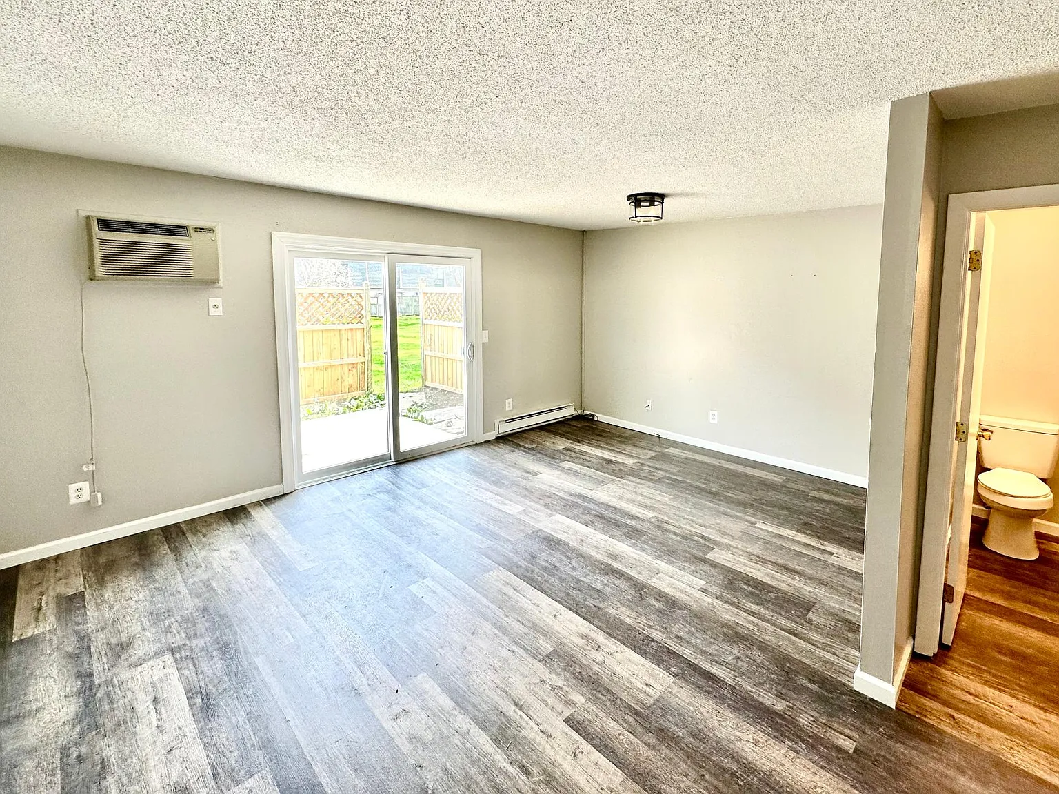 2 bed, 1.5 bath, 1008 sqft, $2,300 — Photo 3