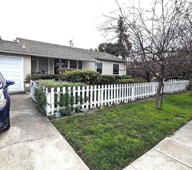 1st image of 2240 Boxwood Dr