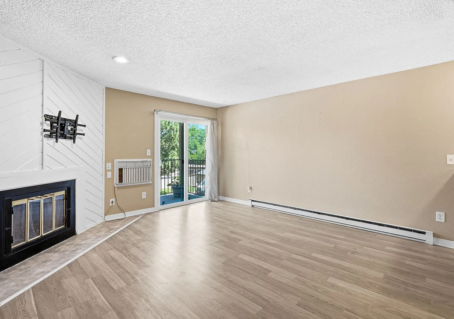Move in Ready 2bed 2bath in Cherry Creek Schools — Photo 2