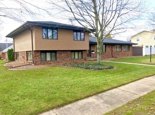 2003 E Washington St, Bloomington, IL 61701