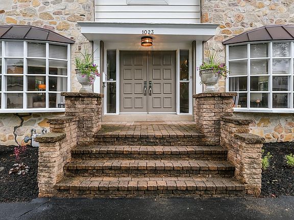 2nd image of 1023 Stanford Dr