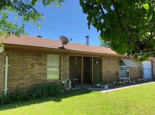 215 Ladybird Ln, Azle, TX 76020