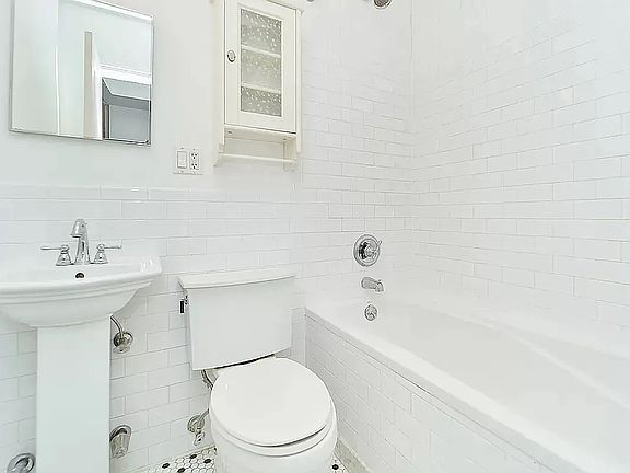 5th image of 125 E 30th St APT 5B