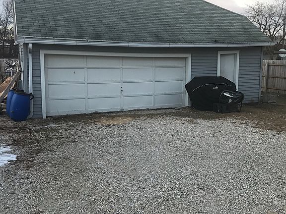 1 1/2 stall oversized garage