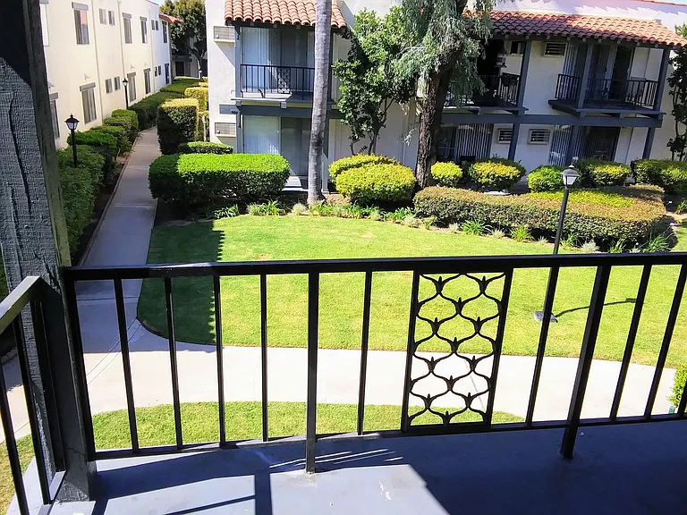 Tustin Villas — Photo 32