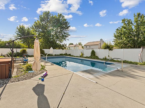 3rd image of 8376 Shattuck Dr