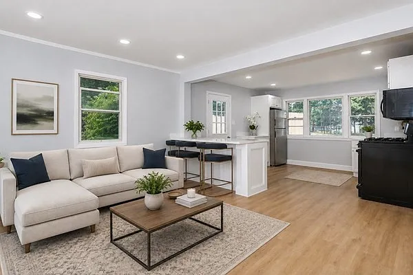 3 bed, 1035 sqft, $3,000 — Photo 3
