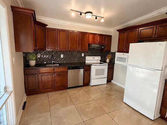 5th image of 6203 Middleton Ln