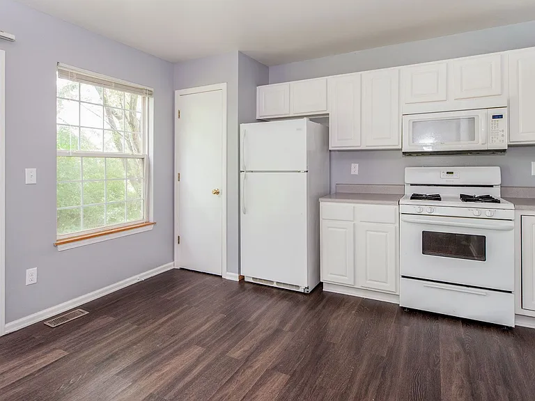 855 Regent Dr — Photo 11