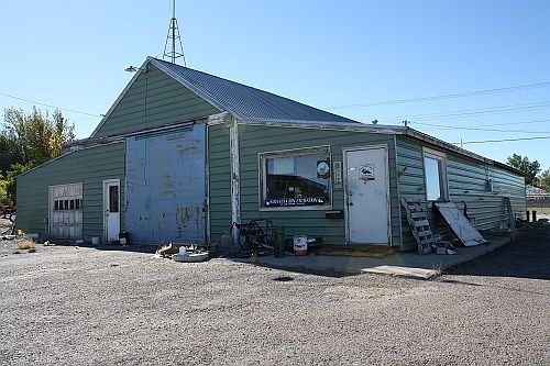 1st image of 1020 E Railroad St