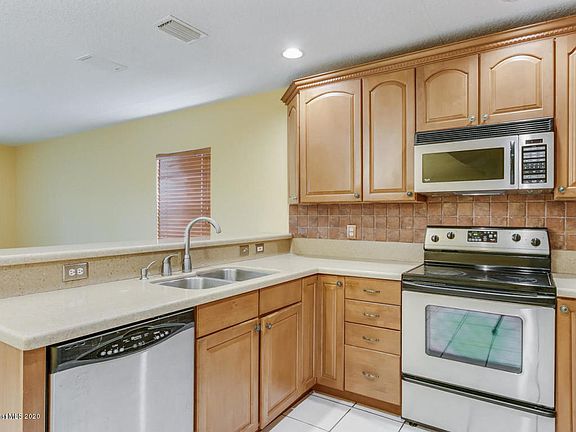 3rd image of 827 Poinsetta Dr #0
