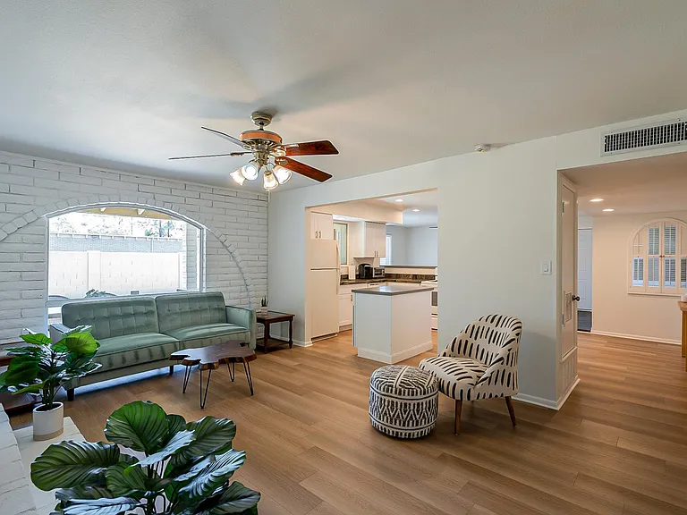 1107 E Geneva Dr — Photo 1