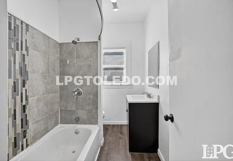 1734 Arlington Ave — Photo 17