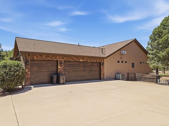 3rd image of 1006 W Rock Springs Cir