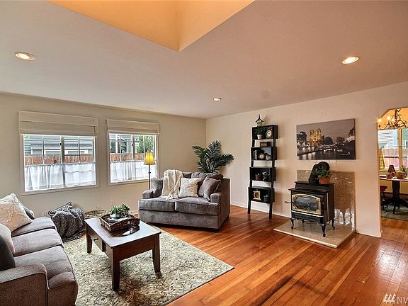 2nd image of 239 W Park St