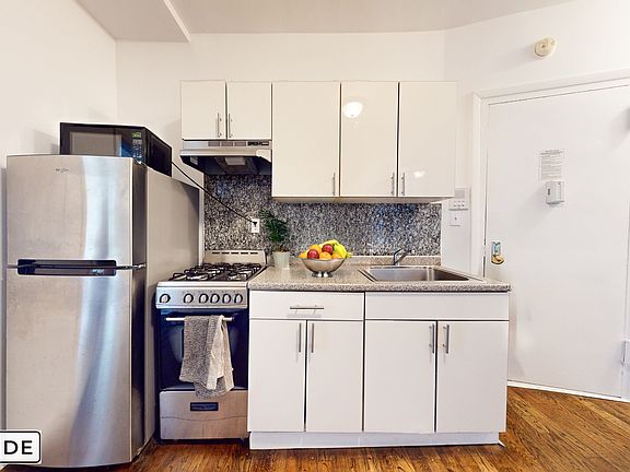 3rd image of 174 Thompson St APT 1RN