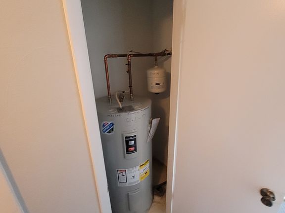 Hot water tank