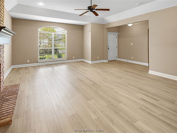 5th image of 932 Dove Landing Ave