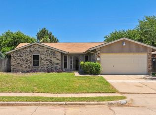 2806 Santa Monica Dr, Grand Prairie, TX 75052