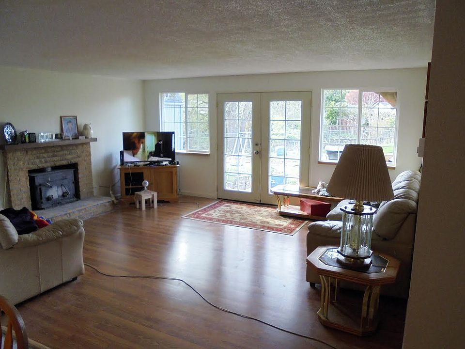 2nd image of 3664 Revell St