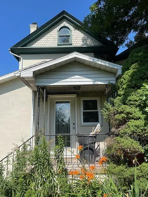 3 bed, $2,000 — Photo 1