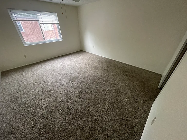 Royal Oaks Apartments — Photo 4