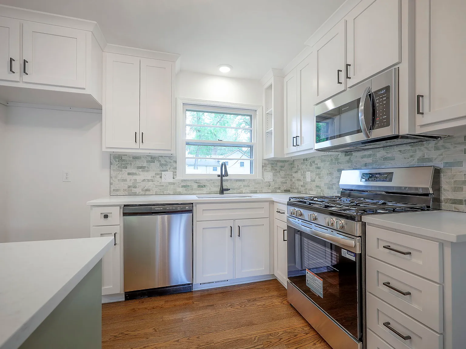 3 bed, 1.5 bath, 1405 sqft, $3,500 — Photo 4