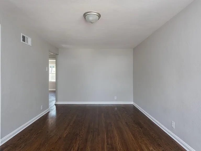 1113 Pembroke Dr — Photo 5