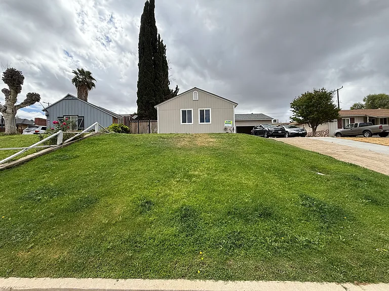 927 University Ave — Photo 1