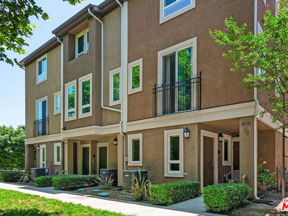 1st image of 14681 Sherman Way #1/2
