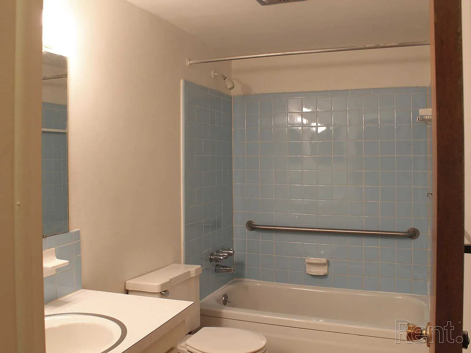 Hampton Court Apartments — Photo 3