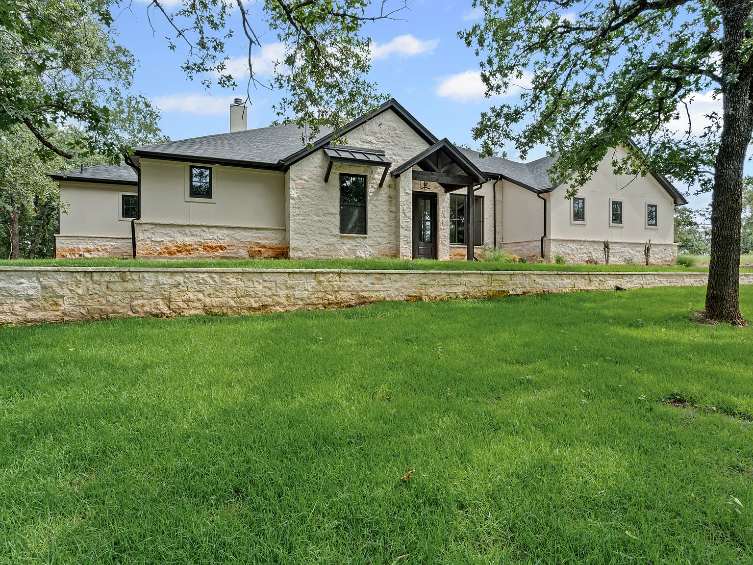 4 bed, 2800 sqft, $4,395 — Photo 1