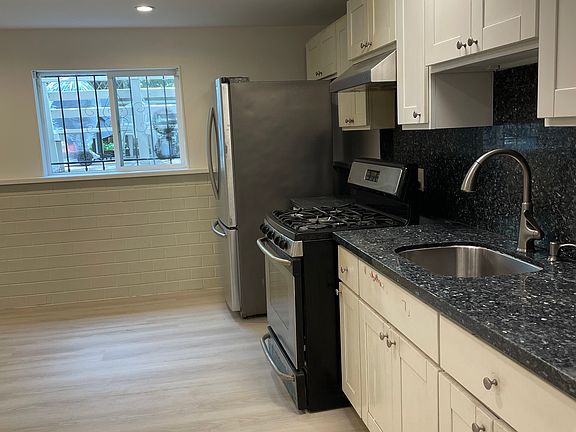 5th image of 408 Holyoke St