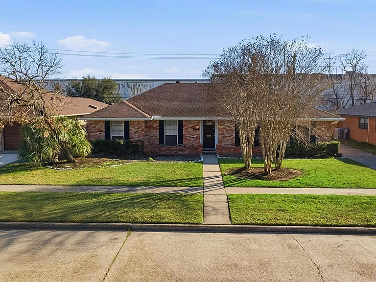 2310 Droxford Dr — Photo 2