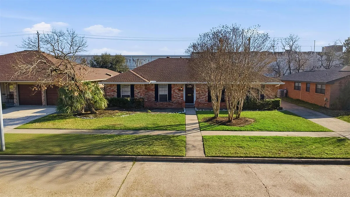 Building Photo - 2310 Droxford Dr